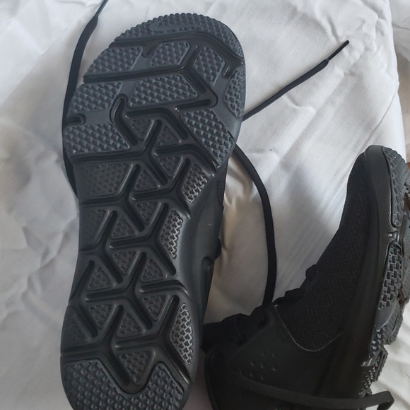 Narrow mens Nike, Work-out shoes, 9.5, barley used - Picture 5 of 5